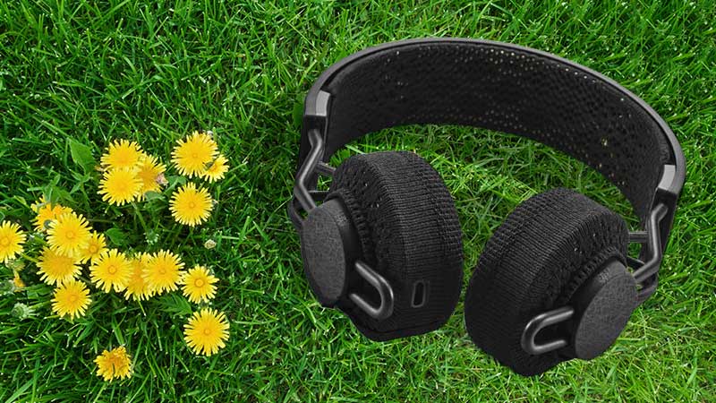 Auscultadores Adidas em cima da relva